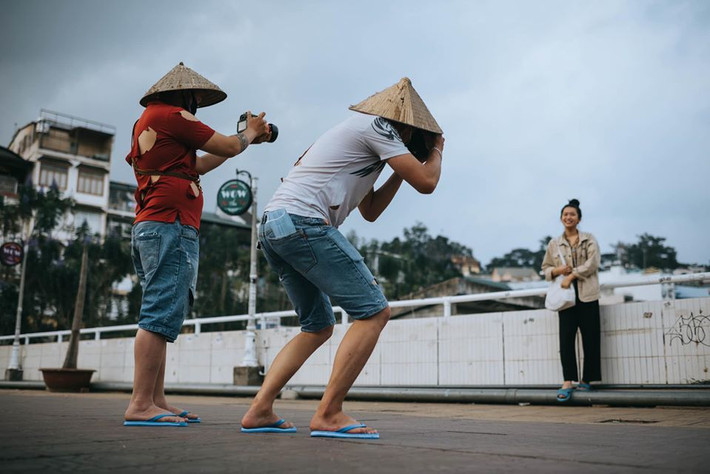 Cụ thể, từ việc đang làm thợ chụp ảnh chỉ cần ngồi yên ở nhà là có việc để làm, hai nhân vật chính giờ đây phải tìm đủ mọi cách để thích nghi với tình hình mới.
