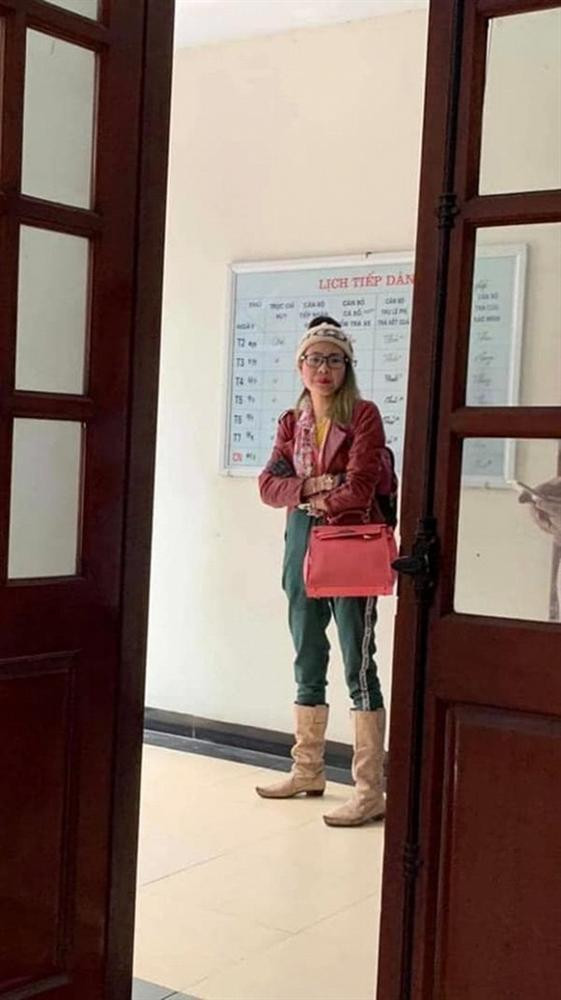 Trong lần xuất hiện này, "hot girl" ăn quỵt Bella khiến người xem phải "ngốt" bởi trang phục đầu đội mũ len, người mặc quần áo dài, kín mít từ đầu đến chân.