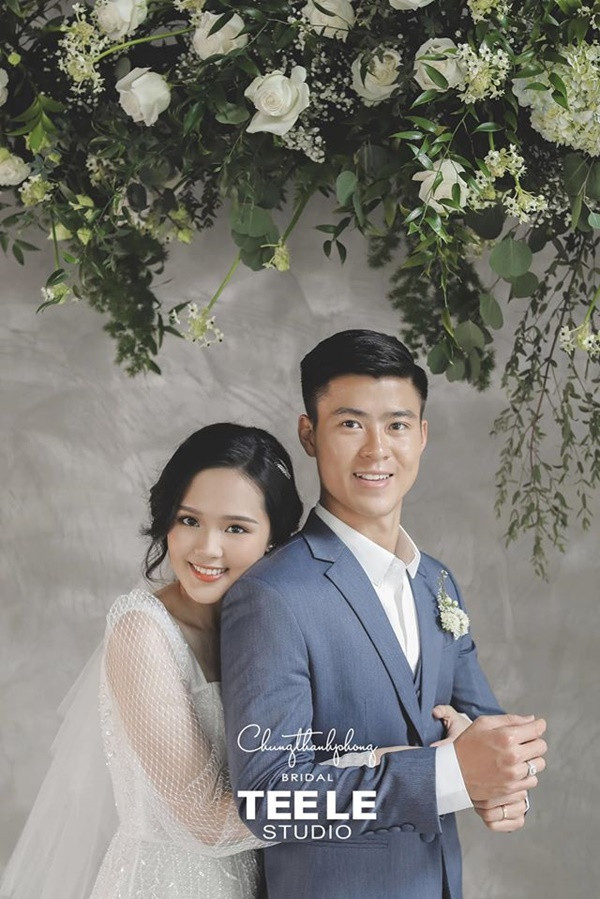 Trong những ngày này, không khí cận kề siêu đám cưới bóng của Duy Mạnh và bạn gái lâu năm Quỳnh Anh, nhiều người háo hức xem màn chuẩn bị của cả gia đình cô dâu lẫn chú rể.