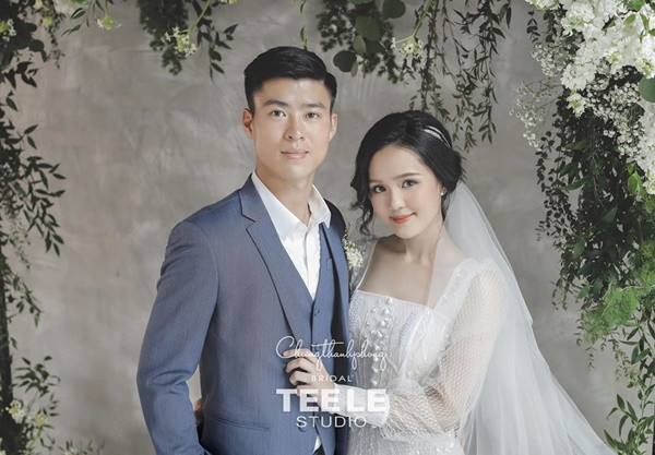 Mới đây, chị gái chú rể vừa chia sẻ loạt hình ảnh nhá hàng về hôn trường của vợ chồng Duy Mạnh và Quỳnh Anh tại sân bóng thuộc huyện Đông Anh.