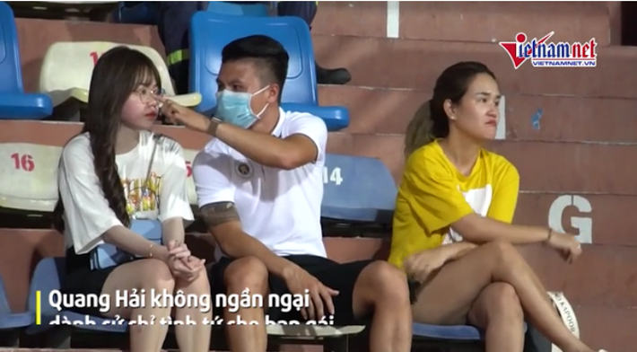 Những khoảnh khắc Quang Hải âu yếm bạn gái trên khán đài được các CĐV truyền tay nhau sau khi trận đấu kết thúc. Ảnh: Vietnamnet