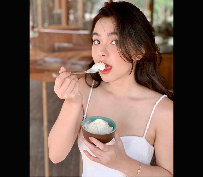 Làn da trắng hồng, ánh mắt ngây thơ, đôi môi đỏ mọng vô tư ăn kèm, cô nàng này có đủ bộ combo khiến hàng triệu con con tim phải xao xuyến ngắm nhìn.