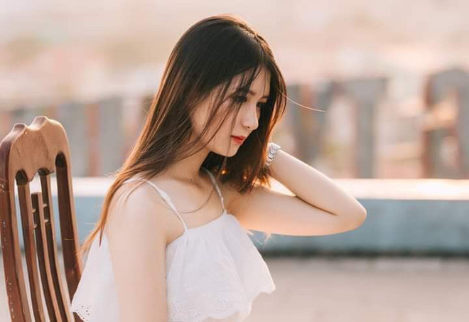 Hoài Thu sở hữu làn da trắng hồng, sống mũi cao, thẳng tắp, đôi mắt cười sáng bừng và nụ cười hút hồn làm không ít các nam sinh Bách Khoa đứng ngồi không yên.