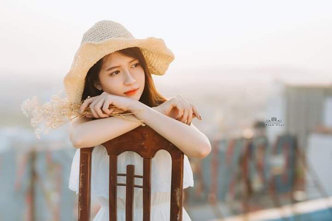 Nữ sinh Bách Khoa xuất hiện trong bộ ảnh có tên Phan Hoài Thu, sinh năm 1999 đến từ Bắc Giang, hiện tại đang là sinh viên chuyên ngành Cơ điện tử.