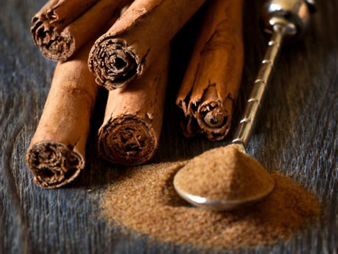 Quế: Các hợp chất cinnamaldehyd và eugenol trong quế có đặc tính kháng khuẩn cao, giúp chống lại các vi khuẩn gây viêm phổi, nhiễm trùng đường tiết niệu, sốt và một số bệnh về da.