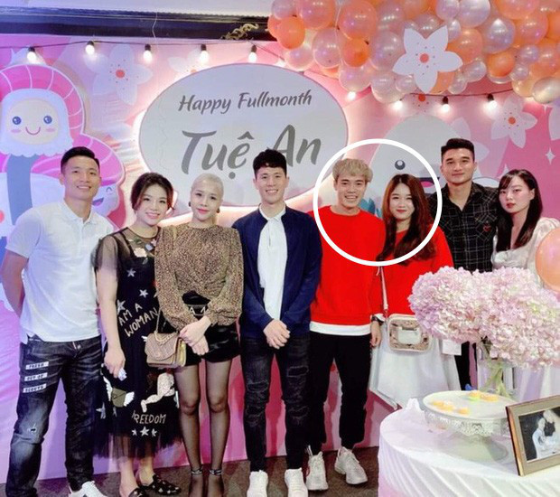 Văn Toàn và bạn gái là Nhung Bum (Nguyễn Trang Nhung) có một mối tình đẹp, bình yên dù cặp đôi rất ít khi khoe ảnh chụp cùng nhau.