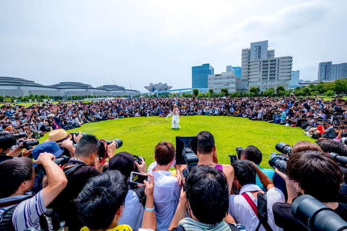Năm 2018, tại sự kiện Summer Comiket, Enako "gây sốt" với hình ảnh hàng nghìn khán giả tại sân vận động vây quanh để được nhìn ngắm cô. Tại sự kiện cosplay Winter Comiket năm 2019, cô nàng cũng tạo được sự chú ý lớn. Bên cạnh danh tiếng, cosplayer 26 tuổi cũng tích lũy được khối tài sản lớn sau thời gian miệt mài hoạt động.