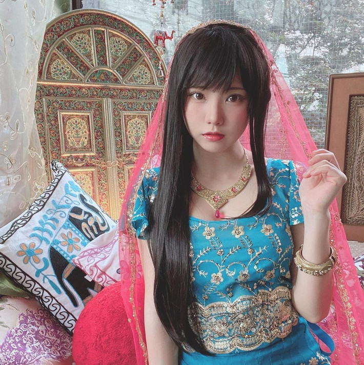 Mới đây, nữ cosplayer tiết lộ về mức thu nhập "khủng" trong năm 2020. Dù nhiều người gặp khó khăn do ảnh hưởng từ dịch Covid-19 từ đầu năm, các sự kiện bị hạn chế, song Enako vẫn kiếm được số tiền lớn. "Tôi đã có cuộc họp đánh giá năm nay với Yoko Inui (chủ tịch văn phòng quản lý), và thu nhập trong năm đã vượt quá 50 triệu yen (tương đương 482.000 USD)", Enako viết.