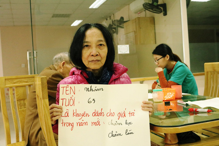 Trong khi đó, bà Nhâm (65 tuổi) lại mong giới trẻ "chăm học chăm làm."