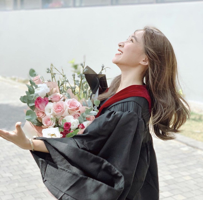 Cũng trong buổi lễ tốt nghiệp của cô nàng tại ĐH Văn Lang, còn có sự chúc mừng của các nhân vật từ showbiz như MC Yumi Dương, người mẫu Tôn Kinh Lâm....
