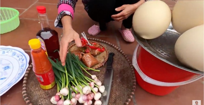 Cụ thể, mới đây trên kênh youtube bà Tân Vlog vừa đăng tải clip mới vẫn với nội dung làm về món ăn "siêu to khổng lồ". Lần này, bà Tân quyết định chi tiền triệu để mua nguyên liệu là những quả trứng đà điểu đắt đỏ, làm món trứng đà điểu chiên nước mắm.
