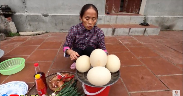 Bà Tân Vlog từng tạo nên cơn bão trên MXH với những clip làm đồ ăn siêu to khủng lồ. Đi kèm với sự nổi tiếng, người phụ nữ nông thôn này hứng chịu không ít những lùm xùm đơn cử như quảng cáo lố hay mới đây nhất là nấu đồ ăn có thể gây ngộ độc.