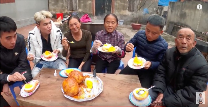 Ngay khi đoạn clip được đăng tải, cộng đồng mạng đã tỏ ra bất ngờ khi bà Tân Vlog chọn tỏi làm nguyên liệu kết hợp với trứng. Rất nhiều bình luận đã để lại ngay dưới clip vì lo lắng cho những vị khách của bà Tân sau khi ăn xong món ăn này có bị ngộ độc hay không.