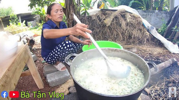 Chiếc muôi thần thánh của bà Tân Vlog từng là chủ đề của CĐM. Nhiều người cho rằng dụng cụ múc này để múc cho heo ăn và người phụ nữ này lấy ra để làm vật nấu bếp cho mọi người ăn.