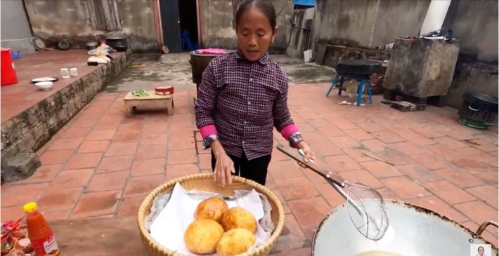 Đoạn clip thu hút khá nhiều sự quan tâm của cộng đồng mạng, tuy nhiên, không ít ý kiến đã tỏ ra hoang mang với cách kết hợp nguyên liệu chế biến của bà Tân.