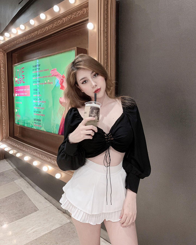 Hiện tại, trang cá nhân của Wilson Nhật Anh đang có 264.000 lượt theo dõi với những bức hình khoe nhan sắc nổi bật cùng body bốc lửa.