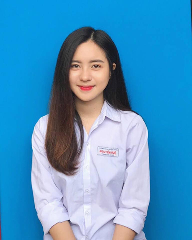 Chủ nhân của tấm ảnh thẻ này là Trần Thu Trang (sinh năm 2000 tại Yên Bái) – cô bạn từng nhận được sự chú ý khi tham gia một cuộc thi nhan sắc dành cho tuổi teen trong năm 2017.