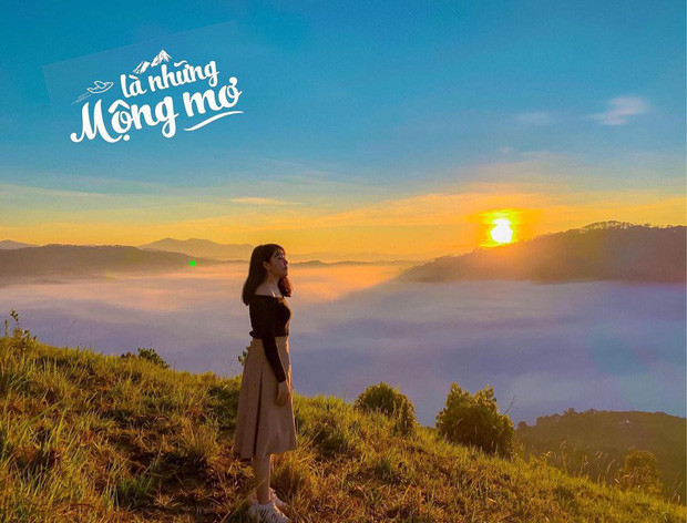 Ngọn đồi săn mây Yumonang nằm ở xã Đạ Sar, huyện Lạc Dương, tỉnh Lâm Đồng, chỉ cách trung tâm thành phố Đà Lạt chừng nửa tiếng đi xe máy nên dạo gần đây được nhiều bạn trẻ lựa chọn như một điểm check-in mới. Địa điểm này hút hồn các tín đồ du lịch bởi những biển mây đẹp như mơ vào buổi sớm mai, chẳng hề thua kém các ngọn đồi khác.