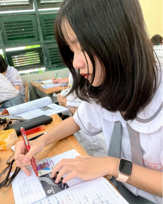 Mới đây, dân tình không khỏi trầm trồ, ngưỡng mộ trước một cô nữ sinh dám "chơi lớn" khi sử dụng thẻ ATM thay cho... thước kẻ. Đặc biệt, nữ chính trong ảnh còn được dân tình soi cận cảnh góc nghiêng thần thánh đẹp khỏi bàn.