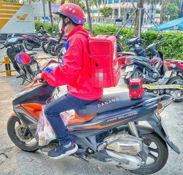 Ngoài việc nhận hàng, chàng shipper này còn buộc sẵn chiếc ô tô điều khiển từ xa đằng sau để giao hàng cho khách.