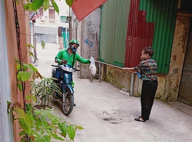 Trước đó, một chàng shipper đã giao hàng cho khách qua một chiếc gậy.