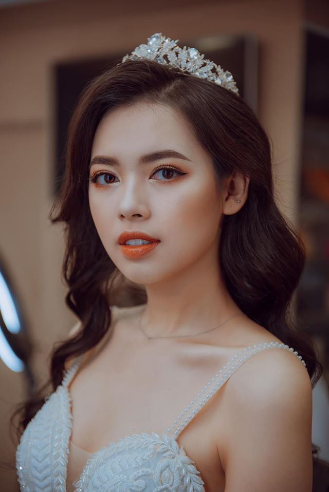 Bùi Thanh Hằng (26 tuổi) là giảng viên ĐH Xây dựng. Cô gây chú ý khi từng lọt top 5 Hoa hậu Hoàn vũ Việt Nam 2017.