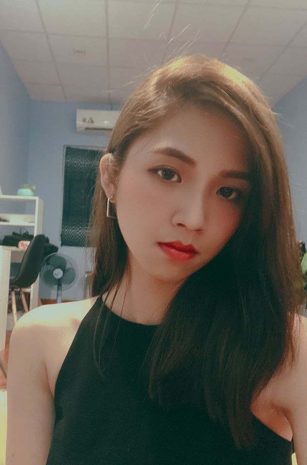 Trong lần tái xuất này, Lan Thy khiến nhiều người phải chú ý khi khoe hình ảnh xinh đẹp, thần thái lạnh lùng không kém phần sang chảnh.