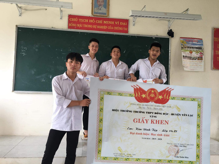 Mới đây, một số học sinh với trí tưởng tượng phong phú gây bão trên mạng xã hội khi rủ cả nhóm bạn chụp ảnh cùng tờ giấy khen khổng lồ.