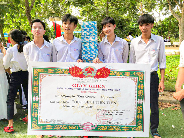 Năm học này, dù kết thúc muộn hơn, có nhiều khó khăn do chịu ảnh hưởng từ dịch COVID-19 nhưng các bạn học sinh vẫn chăm ngoan, hăng say học tập. Minh chứng rõ nét nhất đã được thể hiện trên những tờ giấy khen.