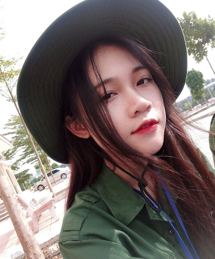 Nguyễn Vũ Quỳnh Mai, hiện đang là sinh viên ĐH sư phạm Hà Nội 2, khoa Ngữ văn. Bức ảnh được chụp quá trình học quân sự, của cô nàng gây chú ý bởi thần thái và nhan sắc "không phải dạng vừa đâu".