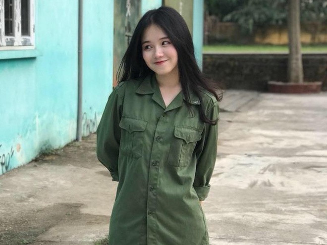 Làn da trắng, đôi mắt to và nụ cười duyên dáng là ấn tượng chung của nhiều người khi xem bức hình của Phạm Huyền Minh (19 tuổi, quê Thanh Hóa) được nhiều diễn đàn “gái xinh” chia sẻ mới đây.