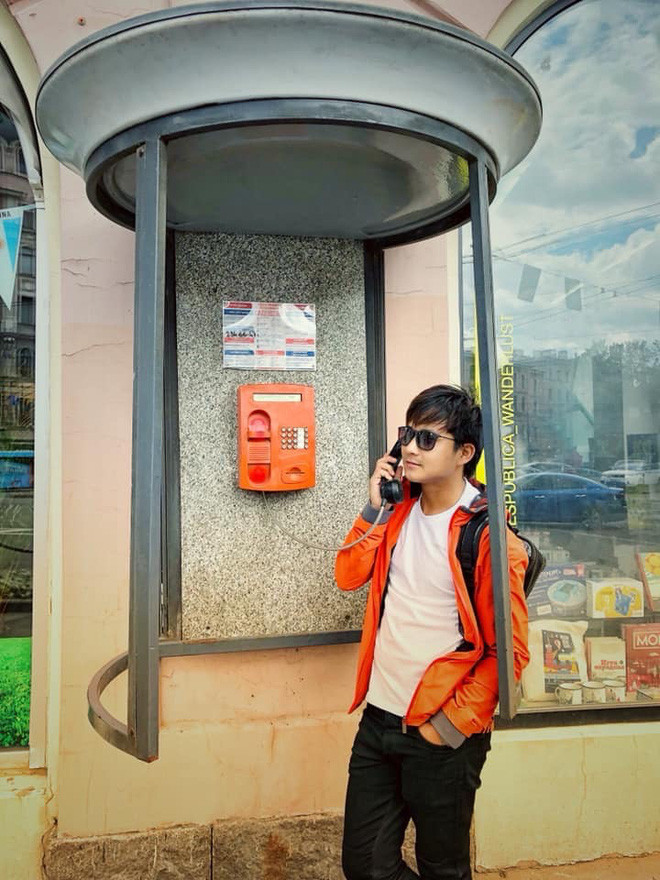 Xét về độ chơi, Harry Hưng chẳng chịu kém cạnh 1 ai khi thường xuyên đi xế hộp, xài đồ hiệu và có những chuyến du lịch quốc tế dài ngày.