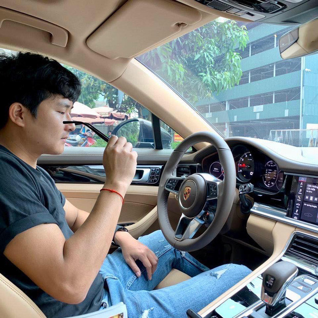 Ngay sau đó, dân mạng đã nhanh chóng đặt dấu hỏi giữa bạn gái cũ Quang Hải với chàng doanh nhân Bắc Ninh - Harry Hưng. Dù chưa lên tiếng chính thức nhưng cặp đôi trên vẫn bị theo dõi từng nhất cử, nhất động.