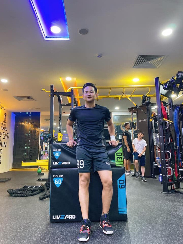 Chưa hết, bạn trai tin đồn của Nhật Lê dường như cũng rất "chịu chơi" khi sắm đủ cả xế hộp Porsche và cả BMW tiền tỷ. Đồng hồ hàng hiệu cũng là một món phụ kiện không thể thiếu của Harry Hưng.