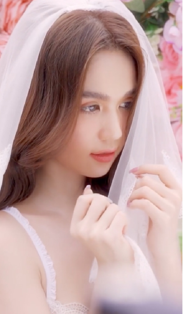 Ngọc Trinh vốn được mệnh danh là mỹ nhân có thân hình đẹp bậc nhất của showbiz Việt. "Nữ hoàng nội y" luôn khiến fan hâm mộ trầm trồ về body chữ S của mình.