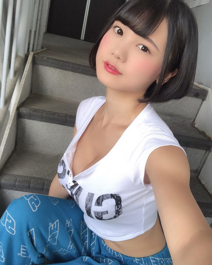 2019 được xem là năm thành công của MEL khi cô đứng thứ 3 trong bảng xếp hạng giải thưởng Golden Feather Award. Cô cũng nhận được nhiều hợp đồng làm mẫu ảnh và đóng quảng cáo từ các nhãn hàng lớn.