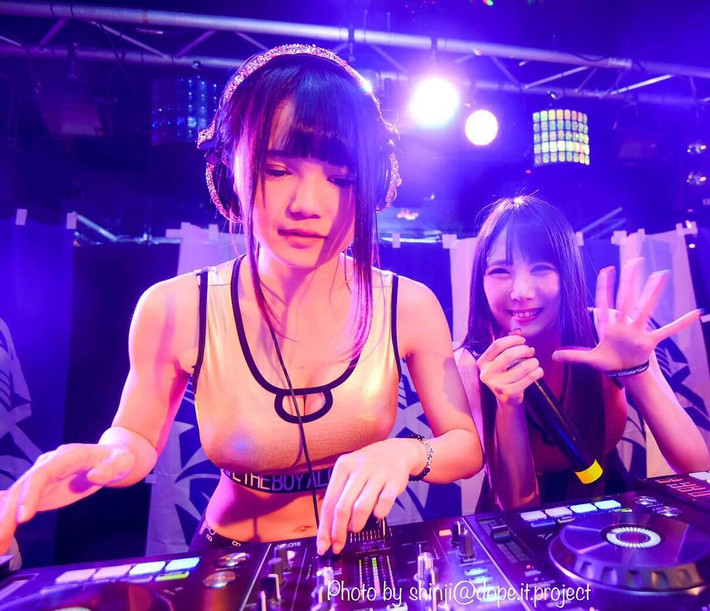 Không chỉ chơi nhạc, nữ DJ 9X còn là một cosplayer, vlogger nhận được sự ủng hộ nhiệt tình.