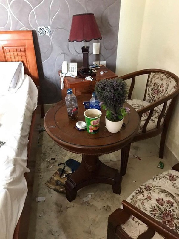 Chiếc chăn, ga, gối, đệm trắng tinh trên giường bị bẩn nhem nhuốc, bên dưới đất nào là túi bóng, vỏ chai, tàn thuốc, hộp bánh vứt lăn lóc.