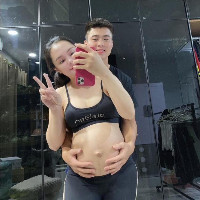 Tuy nhiên, mới đây Quỳnh Anh đã khiến nhiều người ngạc nhiên khi lần đầu thấy cô nàng khoe bụng bầu tròn xoe, để lộ cả vết thâm dọc dài ngay giữa bụng.