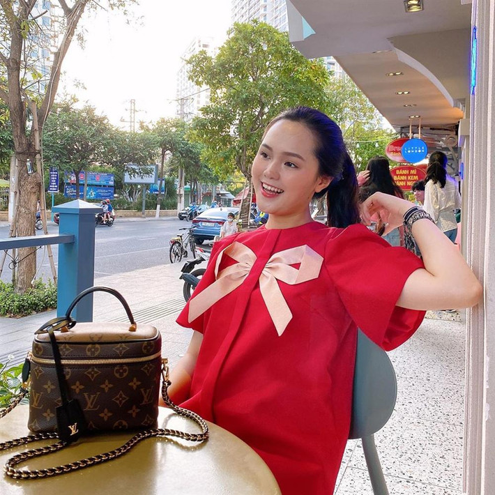 Duy Mạnh cũng chăm vợ bầu rất khéo, chiều chuộng Quỳnh Anh hết mực, từ ăn uống đến chăm sóc sức khỏe cho vợ, hộ tống vợ đi làm, ủng hộ vợ mua hàng hiệu đắt tiền, còn thường xuyên nói lời tình cảm với vợ trên MXH