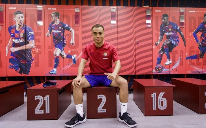 Sau một quãng thời gian khá dài, Barca cuối cùng cũng chiêu mộ thành công mục tiêu đầu tiên dưới thời Ronald Koeman, đó là hậu vệ Sergino Dest từ Ajax. Đội bóng xứ Catalan đã phải chi 21 triệu euro + 5 triệu euro phụ phí cho ngôi sao đang lên tại giải VĐQG Hà Lan.