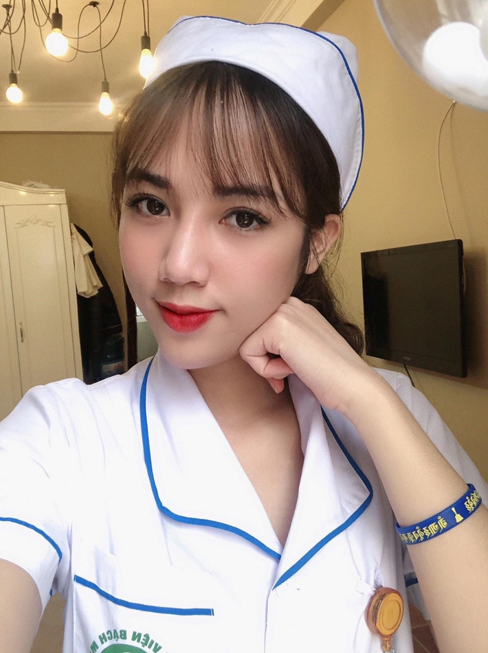 Không bánh gato, không hoa, Ngọc Linh đón sinh nhật đơn giản trong khu cách ly của bệnh viện Bạch Mai. Điều gây chú ý, nữ điều dưỡng đã thắp cây nến trên chiếc bánh nhỏ để tạo không khí sinh nhật cho riêng mình. Chung vui với cô nàng trong ngày đặc biệt là 4 người bạn thân ở chung phòng, làm cùng khoa.