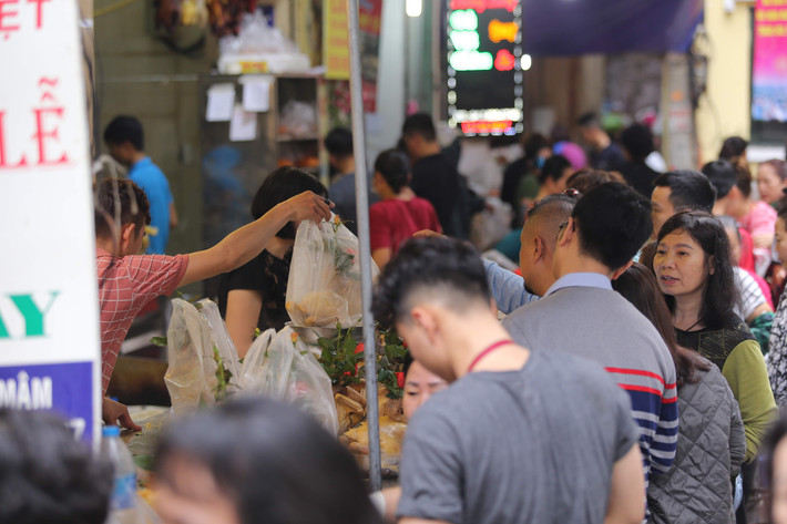 Theo chia sẻ của chị Xuân Quý (ở 15 Hàng Điếu) cho biết: "Mình làm dâu phố cổ đã 20 năm và như mọi năm, mình đều đến khu chợ Hàng Bè để sắm những mặt hàng thực phẩm được chế biến sẵn để về cúng tất niên và giao thừa....