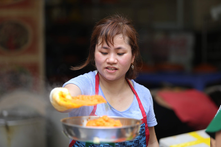 Xôi ở "chợ nhà giàu" được đóng khuôn sắc nét sẵn sàng lên mâm cúng của mọi nhà.