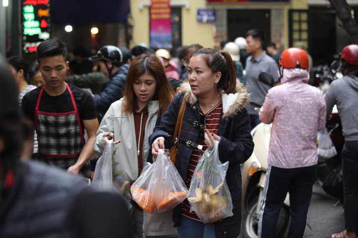 Chợ Hàng Bè có từ thời Pháp thuộc, gọi là chợ nhưng thực chất quanh các tuyến phố Gia Ngư, Hàng Bè, Cầu Gỗ... tập hợp nhiều cửa hàng, cửa hiệu, sạp hàng kinh doanh các mặt hàng ăn uống, thực phẩm thiết yếu với đời sống người dân mỗi ngày.