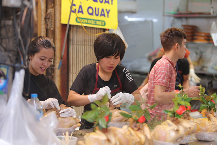Các chủ cửa hàng gà luộc cúng tỉ mỉ trang trí từng sản phẩm của mình trước khi giao cho khách.