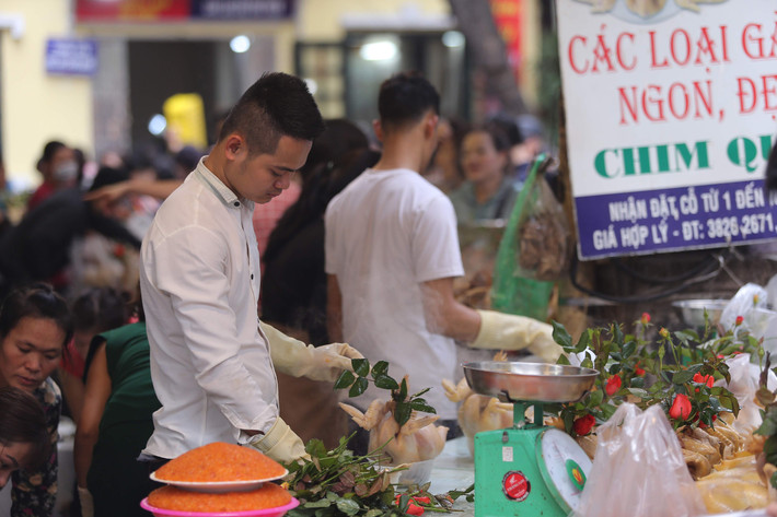 Nằm trong chợ Hàng Bè, mỗi dịp Tết đến, " chợ nhà giàu" được hình thành. Đến đây, chỉ cần đi vài vòng người dân Hà Nội có thể sắm đủ bánh, mứt, hoa quả.