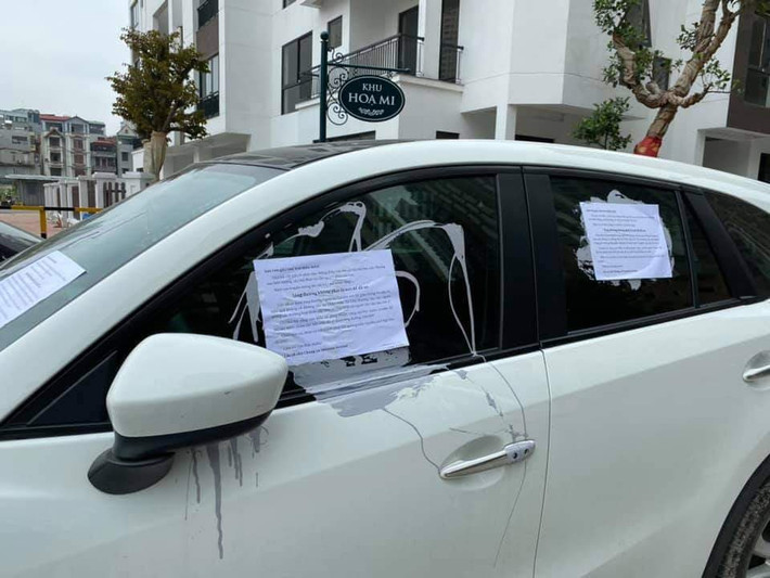 Ngay sau đó, trên diễn đàn OFFB, thành viên D.T.M có đăng tải loạt ảnh đỗ xe sai quy định nên bị dán giấy gây chú ý CĐM.