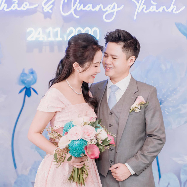 Đám cưới gây tò mò nhất thời gian này chắc hẳn là của thiếu gia Phan Thành và Primmy Trương. Cặp đôi này đã "đánh úp" bằng một đám hỏi được tổ chức vào ngày 24/11 vừa qua khiến dân tình không kịp trở tay.