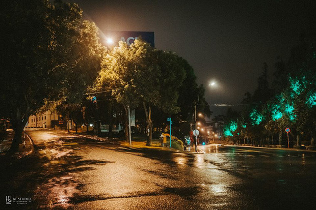 Hầu như các con đường đều không có lấy một bóng người.